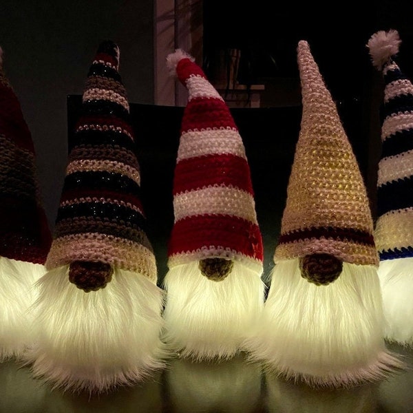 Netties Gnomos resplandecientes *Solo patrón PDF* Hermosos gnomos resplandecientes de crochet. ¡Ideal para cualquier temporada o día festivo! ¡Ilumina tu hogar todo el año!