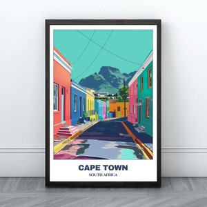 Peut inclure: Une illustration colorée d'une rue du Cap, en Afrique du Sud. La rue est bordée de maisons aux couleurs vives, et à l'arrière-plan se trouve une montagne.
