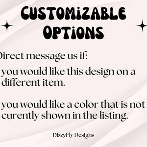 K&ouml;nnte beinhalten: Text auf wei&szlig;em Hintergrund mit einem wellenf&ouml;rmigen Muster. Der Text lautet "CUSTOMIZABLE OPTIONS" in gro&szlig;en, fetten, schwarzen Buchstaben. Unter dem Text steht "Direct message us if:" gefolgt von zwei Aufz&auml;hlungspunkten. Der erste Aufz&auml;hlungspunkt lautet "you would like this design on a different item." Der zweite Aufz&auml;hlungspunkt lautet "you would like a colour that is not currently shown in the listing." Der Text "DizzyFly Designs" erscheint am unteren Rand des Bildes.