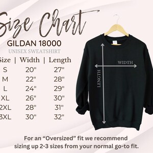 K&ouml;nnte beinhalten: Gr&ouml;&szlig;entabelle f&uuml;r ein Gildan 18000 Unisex-Sweatshirt. Die Tabelle zeigt die Breite und L&auml;nge in Zoll f&uuml;r die Gr&ouml;&szlig;en S bis 3XL. Die Tabelle enth&auml;lt auch ein schwarzes Sweatshirt mit den Worten "L&Auml;NGE" und "BREITE" darauf.
