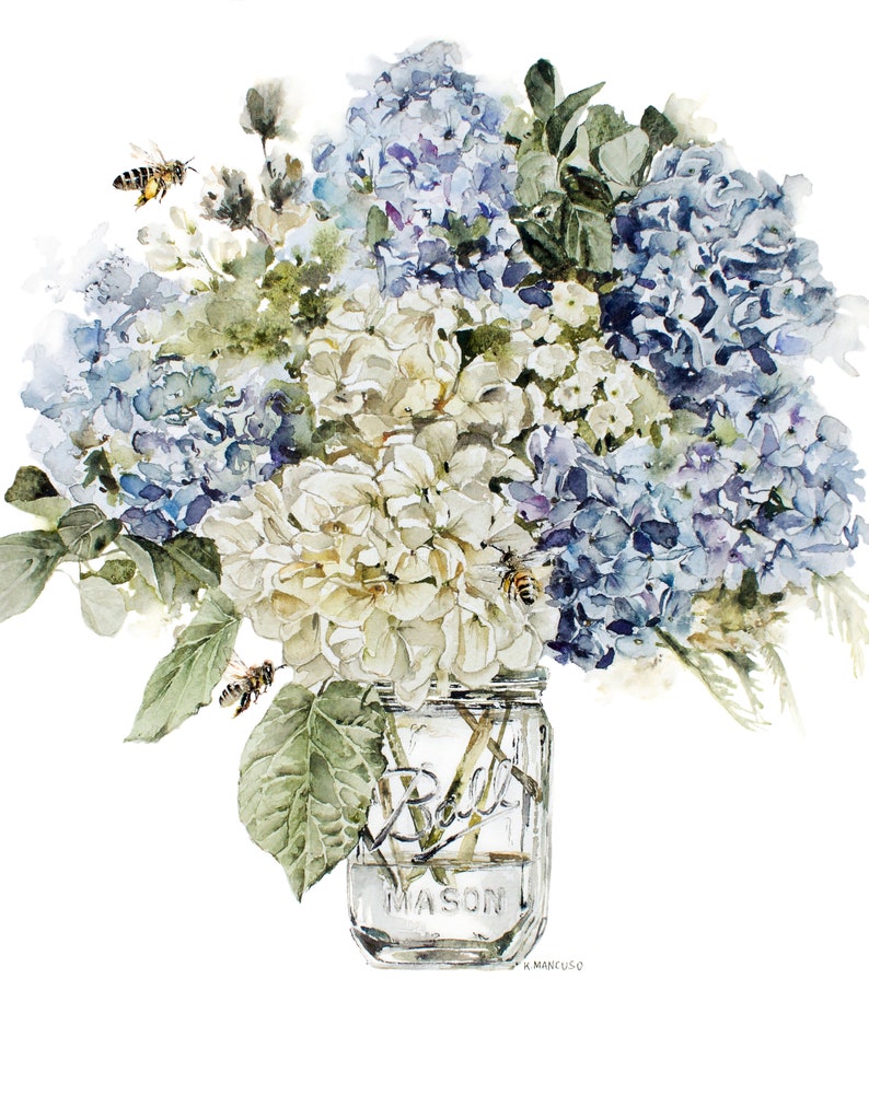Pode incluir: Uma pintura em aquarela de um buqu&ecirc; de hort&ecirc;nsias azuis e brancas em um frasco de vidro transparente Ball Mason com abelhas voando ao redor das flores.