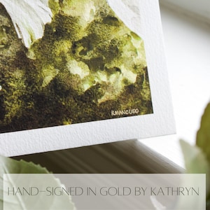 Pode incluir: Uma pintura em aquarela de um desenho abstrato verde e marrom. A pintura &eacute; assinada "KMANCUSO" no canto inferior direito e o texto "HAND-SIGNED IN GOLD BY KATHRYN" est&aacute; na parte inferior da imagem.