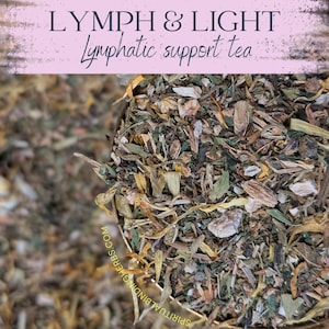 Puede incluir: Primer plano de una mezcla de hierbas y botánicos secos, que incluye hojas verdes, tallos marrones y pétalos amarillos. El texto "LYMPH & LIGHT Lymphatic support tea" está visible. El producto es probablemente una mezcla de té de hierbas.