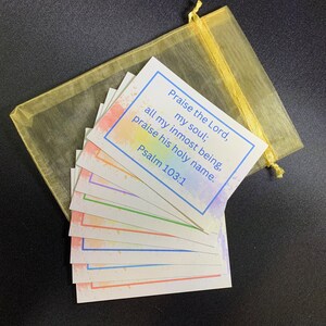 Tragbare Schriftkarten zum Loben Gottes in einer Organzatasche