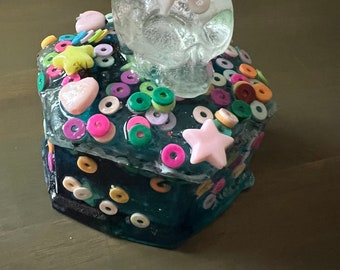 Small beaded box with skull