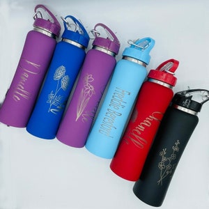 Pode incluir: Sete garrafas de &aacute;gua de a&ccedil;o inoxid&aacute;vel com nomes personalizados e designs florais. As garrafas s&atilde;o de v&aacute;rias cores, incluindo roxo, azul, rosa, azul claro, vermelho e preto.