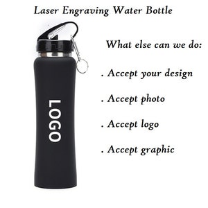 Pode incluir: Uma garrafa de &aacute;gua preta com uma tampa prateada e um mosquet&atilde;o. A garrafa tem a palavra "LOGO" gravada. O texto "Laser Engraving Water Bottle" est&aacute; no topo da imagem. O texto "What else can we do: Accept your design. Accept photo. Accept logo. Accept graphic" est&aacute; no lado direito da imagem.