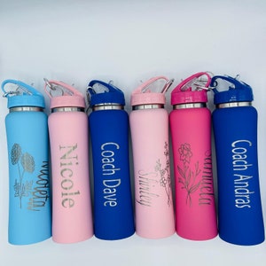 Pode incluir: Seis garrafas de &aacute;gua de a&ccedil;o inoxid&aacute;vel personalizadas com tampas e corpos de diferentes cores. As garrafas s&atilde;o gravadas com nomes e desenhos, incluindo "Coach Dave", "Nicole", "Whitney", "Samantha", "Coach Andras" e "Melody".