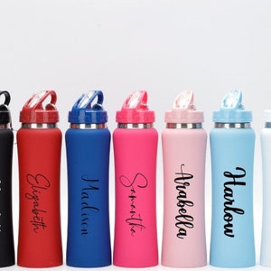 Pode incluir: Oito garrafas de &aacute;gua personalizadas com nomes diferentes impressos nelas. As garrafas s&atilde;o de v&aacute;rias cores, incluindo preto, vermelho, azul, rosa, azul claro e branco.