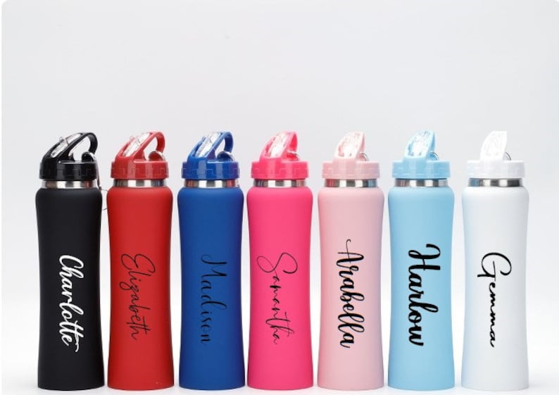 Pode incluir: Oito garrafas de &aacute;gua personalizadas com nomes diferentes impressos nelas. As garrafas s&atilde;o de v&aacute;rias cores, incluindo preto, vermelho, azul, rosa, azul claro e branco.