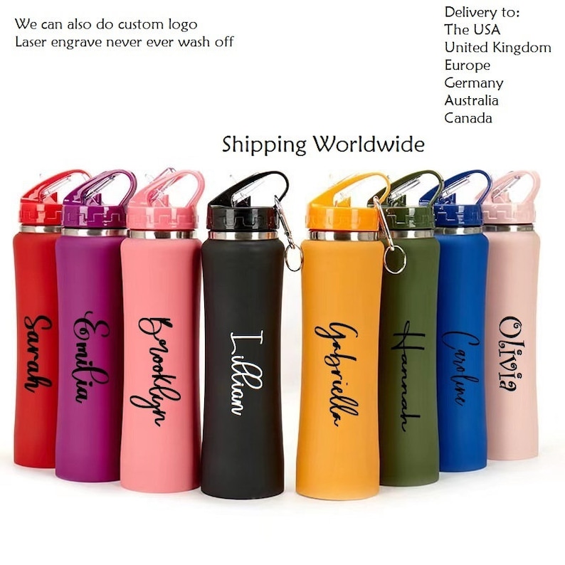 Pode incluir: Oito garrafas de &aacute;gua de a&ccedil;o inoxid&aacute;vel personalizadas com tampas e corpos de diferentes cores. As garrafas s&atilde;o gravadas com os nomes Sarah, Emilia, Brooklyn, Lillian, Gabriella, Hannah, Caroline e Olivia.