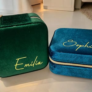 Personalized jewelry box with name, velvet jewelry box, travel jewelry case, gift ideas for women, gifts for birthdays, bachelorette parties