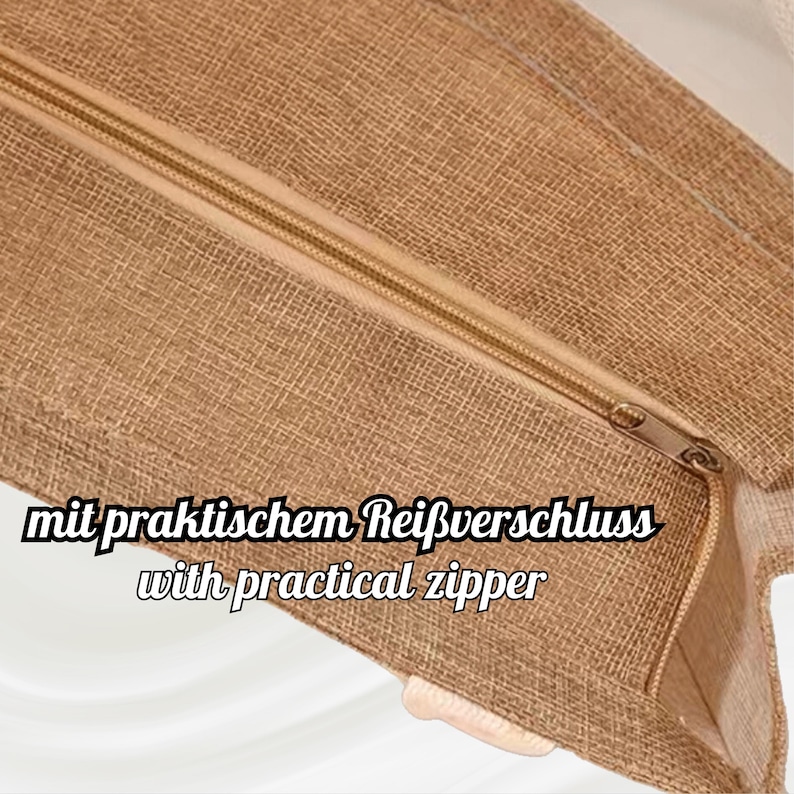 K&ouml;nnte beinhalten: Nahaufnahme einer beigefarbenen Tragetasche mit praktischem Rei&szlig;verschluss. Die Tasche besteht aus einem gewebten Material, und der Rei&szlig;verschluss hat eine passende beige Farbe. Der Text "with practical zipper" ist sichtbar.