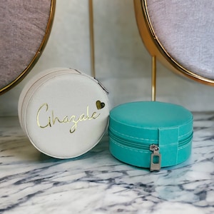 Personalized round jewelry box, jewelry box with name, bridesmaid gift, maid of honor jewelry box, jewelry case travel, JGA
