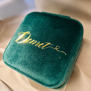 Personalized jewelry box with name, travel jewelry box made of velvet, customizable jewelry box with mirror, gifts for birthdays, bachelorette parties