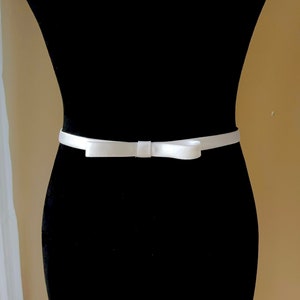 Cintura Elastica Donna Con Fibbia A Fiocco – Larghezza 2.5 Cm – Colori: Nero, Blu, Rosso, Marrone, Bianco Sporco