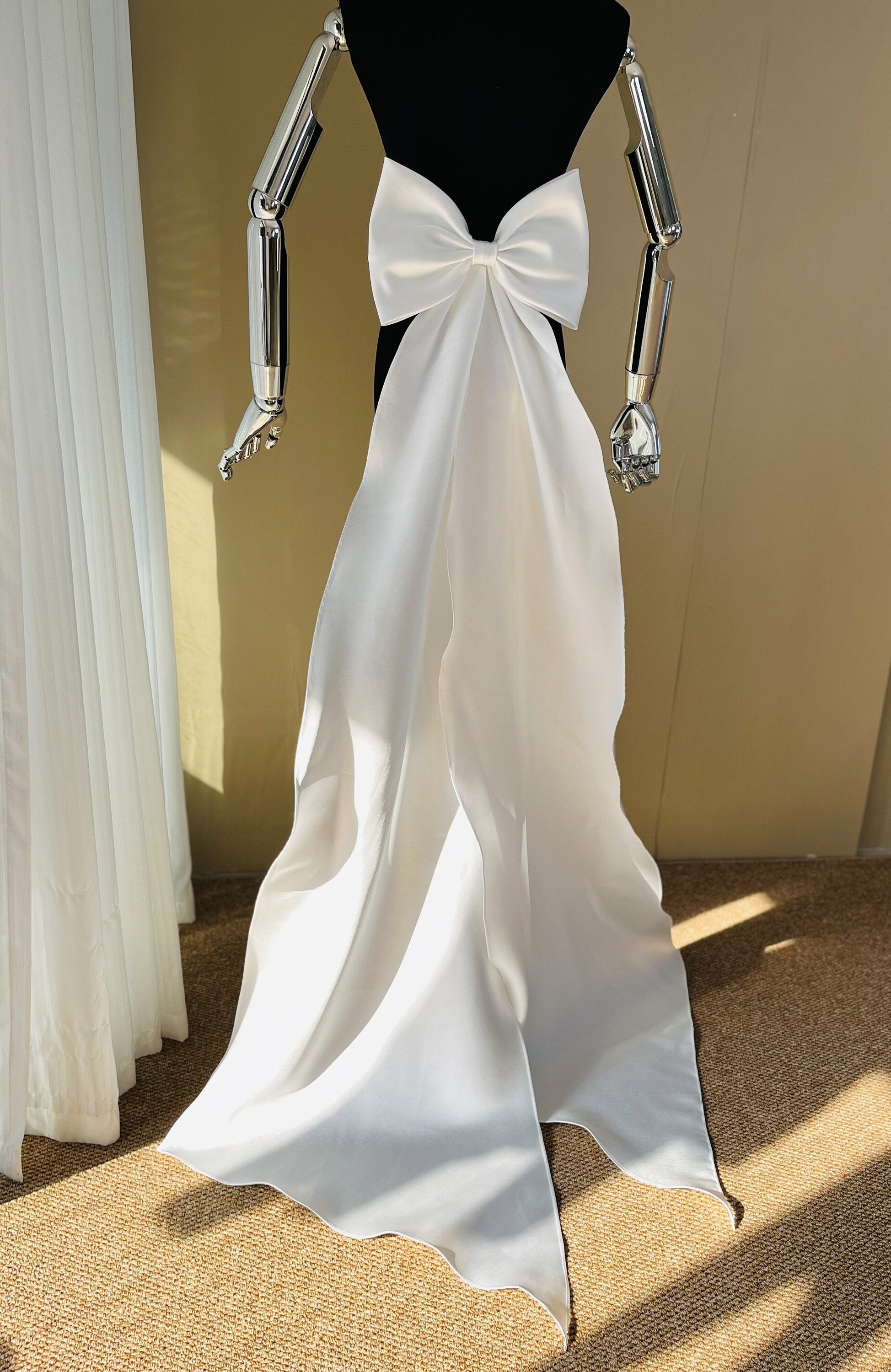 Custom Satin Wedding Bow: Removable Bridal Dress Accessory  display picture 1
