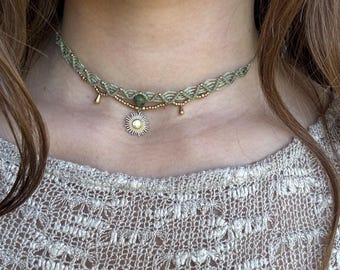 Green macrame choker 'SOL' necklace | handmade, adjustable length, gold-colored, sage-colored, pastel, subtly braided