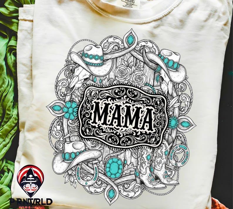Op de afbeelding: Cr&egrave;mekleurig T-shirt met een gedetailleerde zwart-wit grafiek en turquoise accenten. Het ontwerp bevat cowboyhoeden, laarzen, een hoefijzer en het woord "MAMA" in een decoratief kader. Het shirt heeft een klassieke ronde hals.