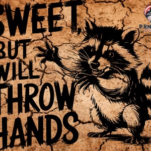 Op de afbeelding: Zwart-witte illustratie van een wasbeer met de tekst "Sweet but will throw hands" op een gebarsten, bruine achtergrond.