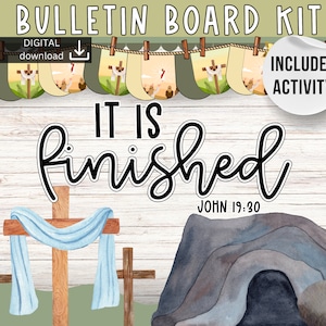 Puede incluir: Un kit de tablero de anuncios con un fondo de madera y una pancarta con cruces y una puesta de sol. El texto "It is finished" está escrito en cursiva negra con la referencia bíblica "Juan 19:30" debajo. El kit incluye una tumba, dos cruces y una tela azul.