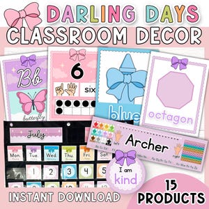 Op de afbeelding: Klassendecoratie in roze en paars, met alfabet- en cijferkaarten, een kalender en naamlabels. De tekst "DARLING DAYS CLASSROOM DECOR" staat bovenaan, met "INSTANT DOWNLOAD" en "15 PRODUCTS" onderaan. Inclusief metrische maten.