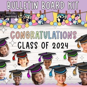 Könnte beinhalten: Ein digitales Bulletin Board Kit für die Graduierung mit einem Holzhintergrund und dem Text "Herzlichen Glückwunsch Klasse von 2024" in Regenbogenfarben. Das Kit enthält 10 Abschlusskappen mit Platz für Schülerfotos.