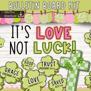 Puede incluir: Un kit de tablón de anuncios con el texto "It's Love Not Luck!" en negro, rosa y verde. La imagen incluye elementos en forma de trébol con palabras como "Alegría", "Bondad" y "Gracia", junto con una cruz a cuadros.