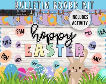 Könnte beinhalten: Ein Bulletin Board Kit mit einem Holzhintergrund und einem Banner mit bunten Ostereiern. Der Text "hoppy Easter" ist in großen, bunten Buchstaben. Es gibt auch mehrere bunte Kreise mit Namen darauf, wie "Sam", "Theo", "Lila" und "Zion".