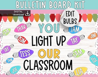 Puede incluir: Kit de tablón de anuncios digital con el texto "BULLETIN BOARD KIT" en la parte superior. La frase "YOU LIGHT UP OUR CLASSROOM" está en el centro. Bombillas de colores con nombres como "SAM", "TAY" y "JOE" están dispersas.