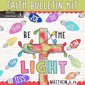 Könnte beinhalten: Digitales Download-Bulletin-Board-Kit mit dem Text "Faith Bulletin Kit". Das Design zeigt ein Kreuz mit den Worten "Be the Light" und dem Bibelvers Matthäus 5:14. Bunte Glühbirnen mit Namen umgeben das Kreuz.