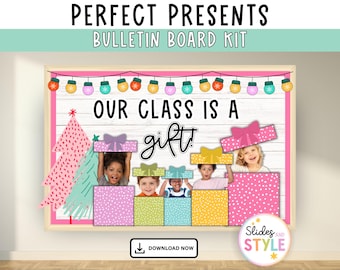 Puede incluir: Un kit de tablero de anuncios con un fondo de madera blanca y un borde rosa. El tablero de anuncios presenta un tema navideño con un letrero que dice "Nuestra clase es un regalo!" y una guirnalda de luces de colores. También hay imágenes de caras de niños asomándose de cajas de regalo.