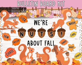 Può includere: Un kit per bacheca con le parole "We're Nuts About Fall" in lettere nere su sfondo bianco. Le lettere sono circondate da ghiande marroni e scoiattoli. Ci sono anche foglie arancioni, gialle e marroni con nomi scritti su di esse.