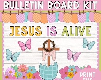 Peut inclure: Un kit de tableau d'affichage imprimable pour Pâques avec le texte "Jésus est vivant" en lettres colorées. Le kit comprend une croix avec une couronne d'épines, un œuf de Pâques, des papillons et des fleurs. Le kit est parfait pour un tableau d'affichage de classe ou d'église.
