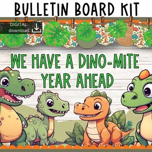 Pode incluir: Um kit de quadro de avisos com tema de dinossauros. O kit inclui uma faixa com folhas verdes e dinossauros, uma placa que diz "We have a Dino-mite year ahead" e quatro dinossauros de desenho animado.
