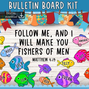 Peut inclure: Un kit de tableau d'affichage sur le thème des poissons colorés. Le kit comprend une bannière de titre qui dit "Suivez-moi, et je ferai de vous des pêcheurs d'hommes." La bannière est entourée de poissons colorés avec des noms écrits dessus. Le kit comprend également un verset biblique de Matthieu 4:19.