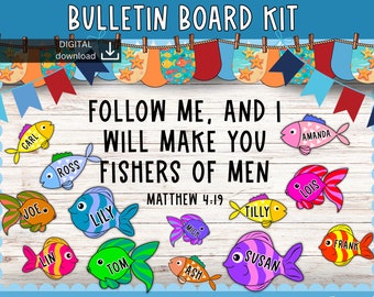 Puede incluir: Un kit de tablero de anuncios con un tema de peces coloridos. El kit incluye una pancarta de título que dice "Sígueme, y yo te haré pescador de hombres." La pancarta está rodeada de peces coloridos con nombres escritos en ellos. El kit también incluye un versículo bíblico de Mateo 4:19.