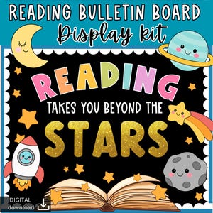 Pode incluir: Um kit de exibição para mural de leitura com o texto READING TAKES YOU BEYOND THE STARS. O design inclui uma lua crescente amarela, um planeta com anéis, uma estrela cadente, um foguete, um asteroide e um livro aberto em fundo preto.