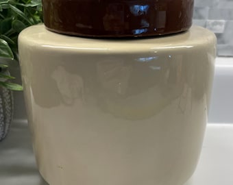 Tarro grande para galletas Vintage McCoy, tarro de almacenamiento para encimera, color beige con tapa marrón.