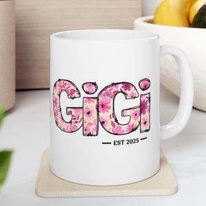Gigi Floral Est 2025 Becher, Muttertagsgeschenk Keramikbecher, Geschenk für einen neuen Gigi, Gigi Cup, 11 Unzen, 15 Unzen Becher, Blumenbecher, benutzerdefiniertes Oma Geschenk