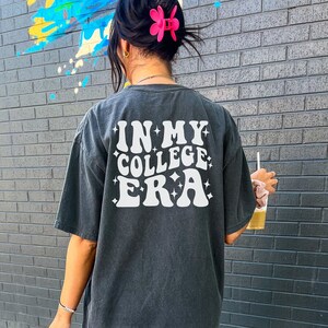 In meiner College-Ära Worded Back Tshirt, neuer College-Student, Grad-Geschenk, Geschenk für einen Highschool-Graduat, Universitäts-Shirt, lustiges College-T-Shirt