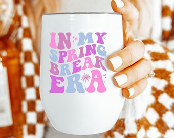Puede incluir: Un vaso térmico de acero inoxidable blanco con un diseño rosa, azul y morado que dice "In My Spring Break Era".