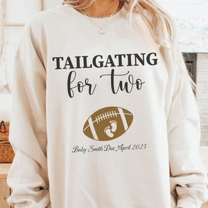 Tailgating for Two Custom Fall Football Pregnancy Announcement Bluza, Koszulka ciążowa, Ujawnienie dziecka na Święto Dziękczynienia, Piłkarski Baby Shower