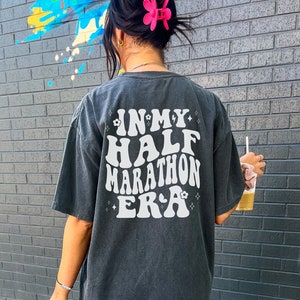 In My Half Marathon Era ワードバック T シャツ、ランニング エラ、13.1 クラブ、ハーフマラソン ギフト、ハーフマラソン トレーニング シャツ、13.1 ギフト、レース T シャツ