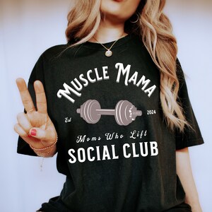 Shirt sociale club, fitte moeders, gespierde moeder crew, trainingsshirt pompomslag, cadeau voor sportschoolliefhebbers, fit T-shirt voor moeders, T-shirt social club