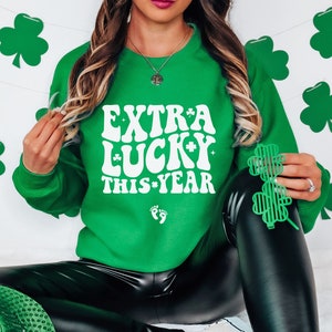 Extra Lucky This Year St Patrick's Day Pregnancy Reveal Bluza, Koszulka z informacją o ciąży, Koszulka dla przyszłej mamy, Baby Shower z okazji dnia św. Patryka