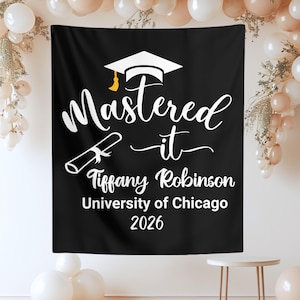 Puede incluir: Bandera de graduación negra con la frase "Mastered it" en escritura blanca, un gorro de graduación y una ilustración de diploma. La bandera también incluye el nombre "Tiffany Robinson", "University of Chicago" y el año "2026".