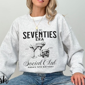 Sudadera del club social de 70 cumpleaños de In My Seventies Era, top de cumpleaños personalizado, regalo de 70 cumpleaños, fiesta grupal de 70 cumpleaños, viaje de 70 cumpleaños