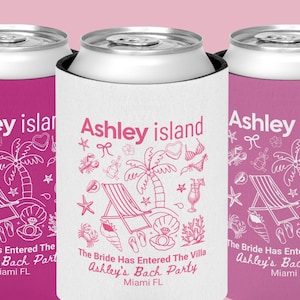 Op de afbeelding: Drie blikjeskoelers met een tropisch ontwerp. De koelers zijn wit en roze, met de tekst "Ashley Island" en "The Bride Has Entered The Villa Ashley's Bach Party Miami FL". Het ontwerp bevat een palmboom, strandstoel en andere strandthema-illustraties.