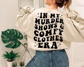 En mi era de series de asesinatos y ropa cómoda, camiseta divertida de crímenes reales, idea de regalo para fans de crímenes reales, sudadera de misterio de asesinato, camiseta de crímenes reales